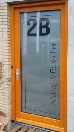 Raamfolie huisnummer en naam modern